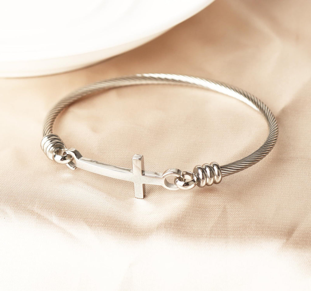 Bracelet de croix miniature en acier inoxydable