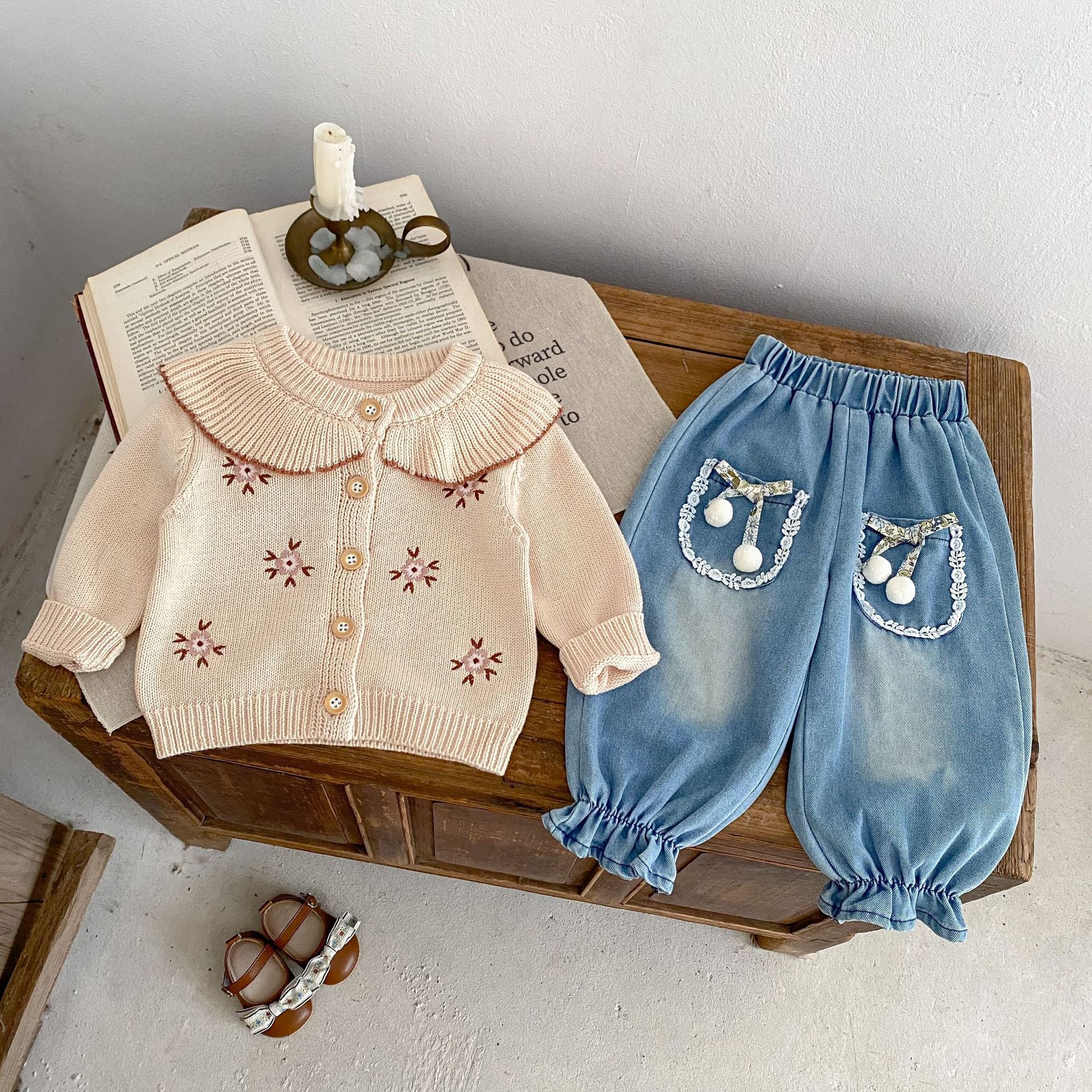 Manteau en tricot brodé pour bébé