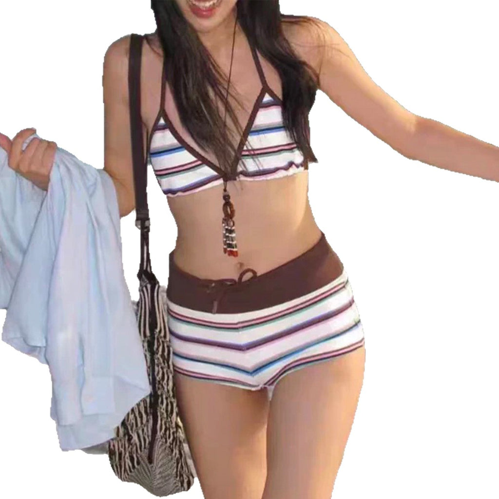 Maillot de bain de plage en deux parties à rayures contrastantes avec une vibe premium