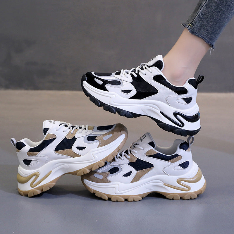 Trifle avec des sneakers casuals de retro couleur