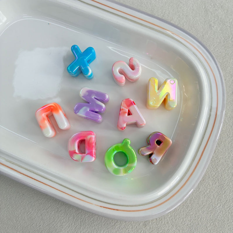 Perles à lettres acryliques plaquées UV