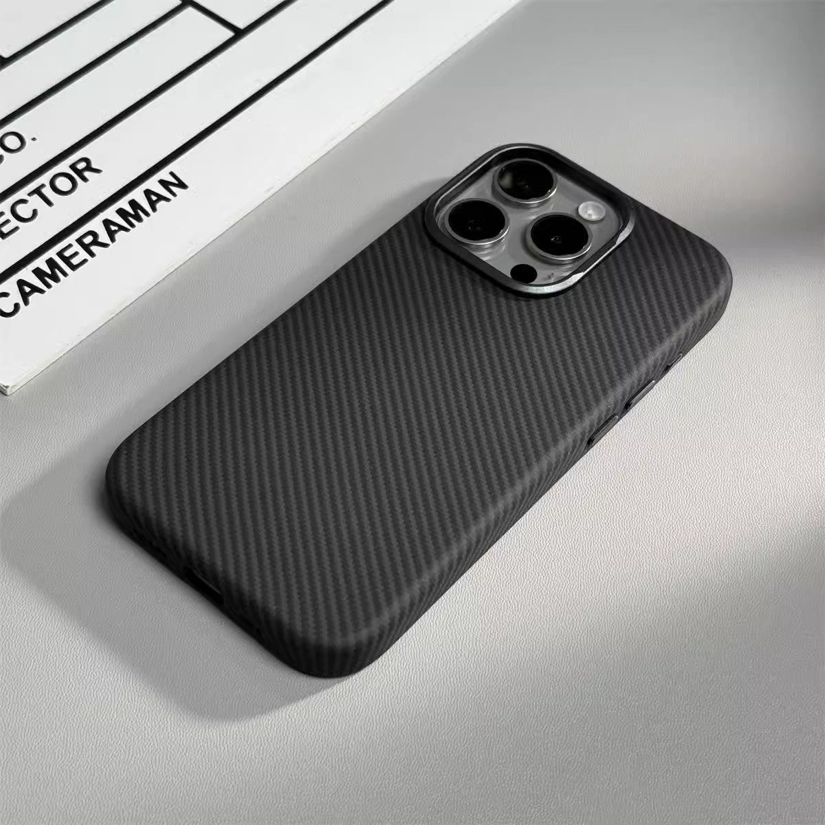 Applicable fibre de carbone grain magnétique absorbant en cuir boîtier de téléphone léger Twill protection