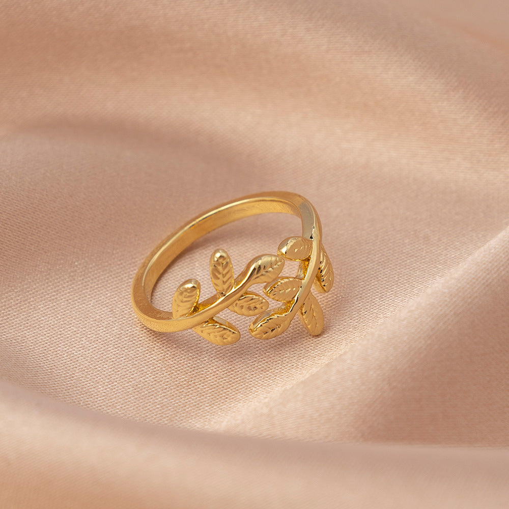 Anneau haut de gamme luxureux et clair avec Zirconia cubique dans une bande plate