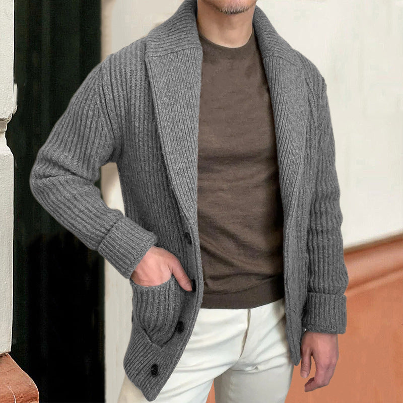Cardigan tricoté avec un lapel et des manches longues pour les hommes porter
