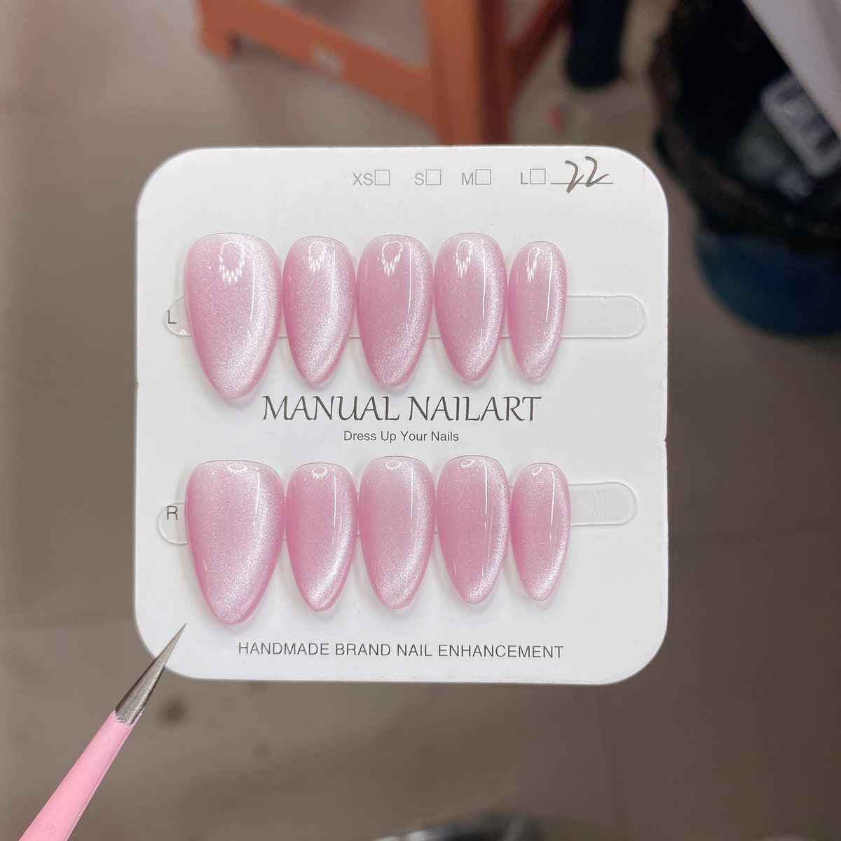 Conseils d'art sur ongles de gel appliqués à la main pour le séchage UVLED
