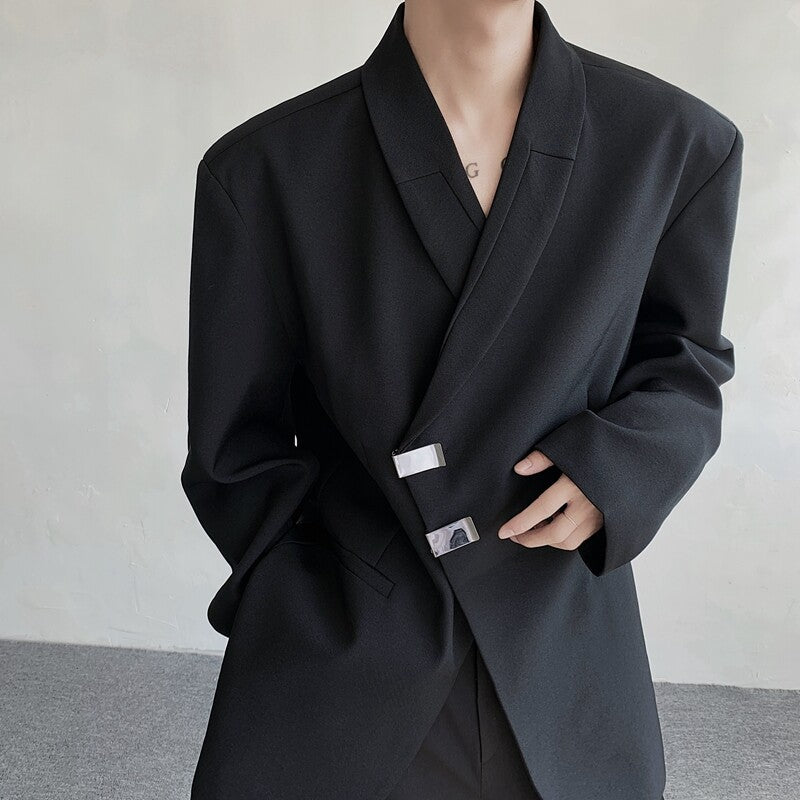 Blazer sur mesure avec un bouton métallique à l'avant-garde et une plaquette inclinée A Niche Statement P