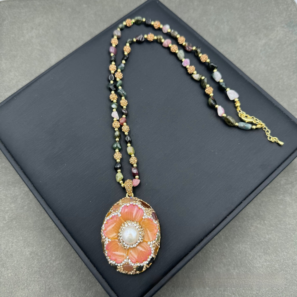 Costume naturel en perles incrustées de Tourmaline