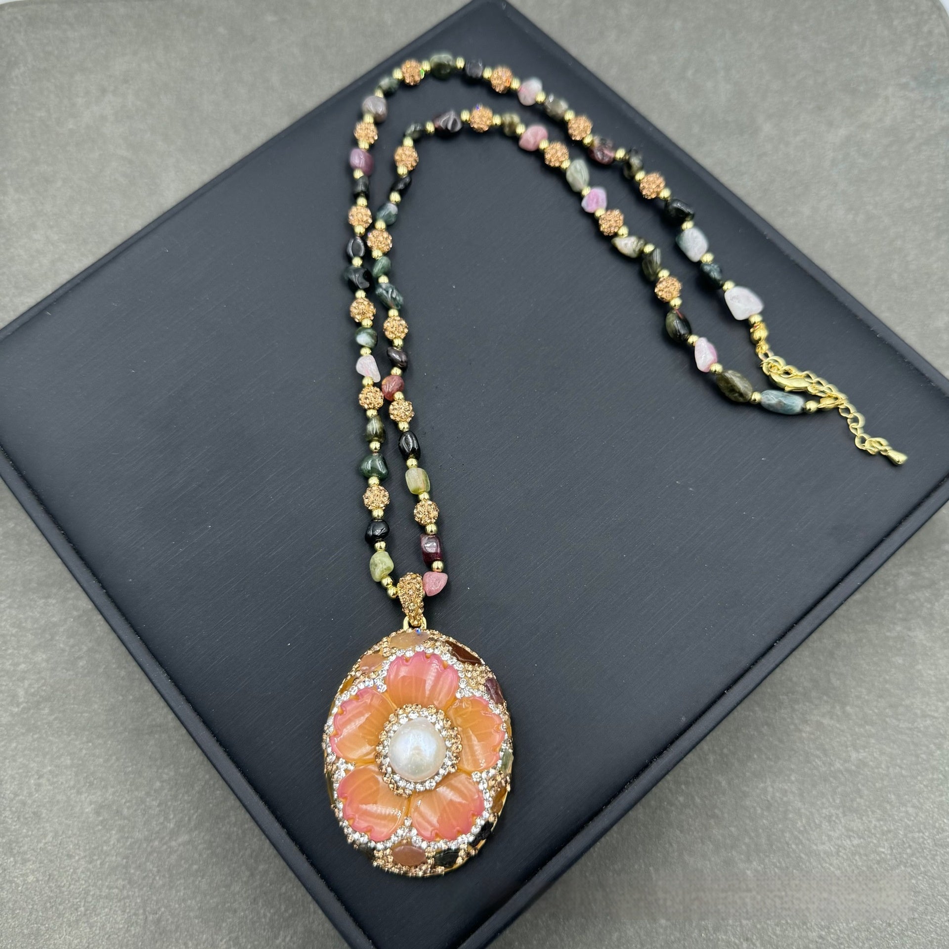Costume naturel en perles incrustées de Tourmaline