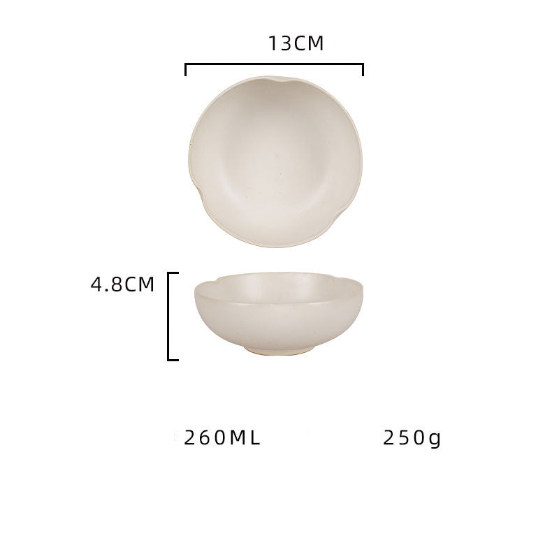 Vieux bols de riz faits main avec des plats en céramique créative de dentelle