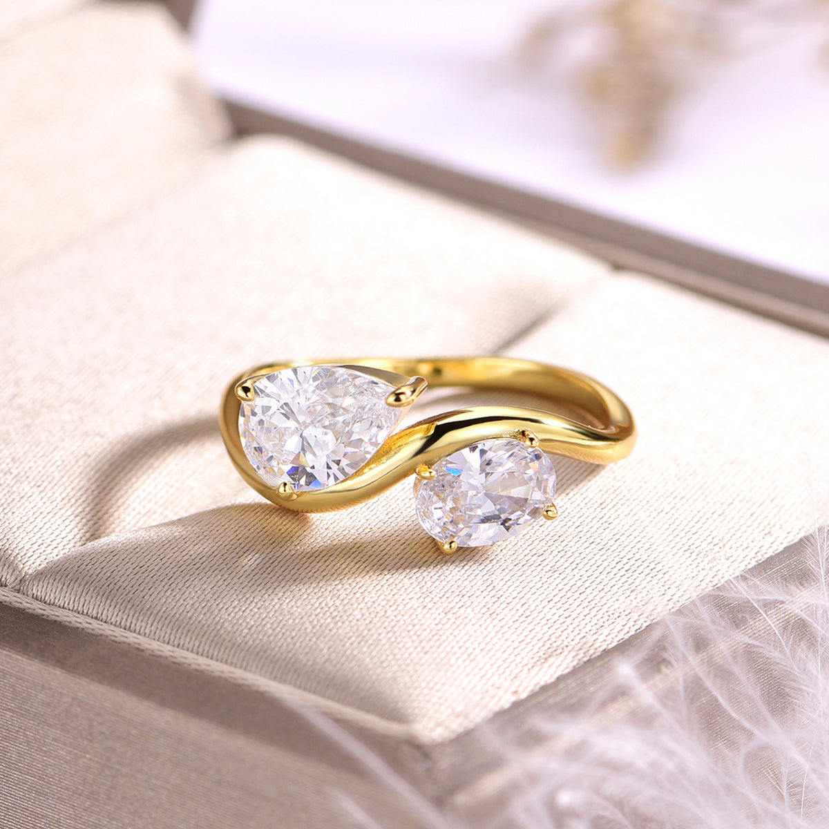 S925 Poire plaquée or argentée & Ovale Moissanite Toi Et Moi Ring 2.6g D Couleur VVS1 US Taille 6