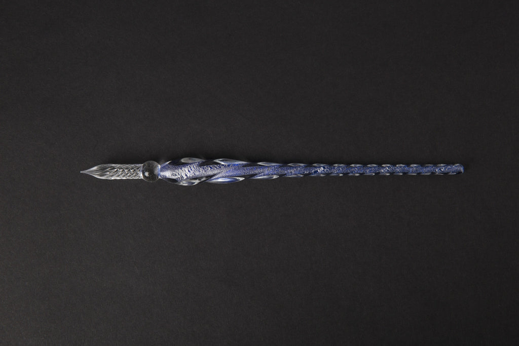 Pen en cristal transparent d'encre couleur d'eau trempé dans l'eau
