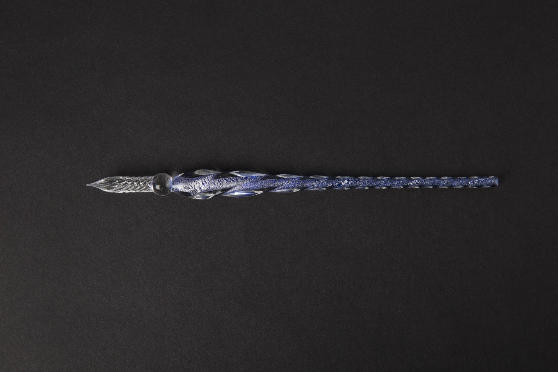 Pen en cristal transparent d'encre couleur d'eau trempé dans l'eau