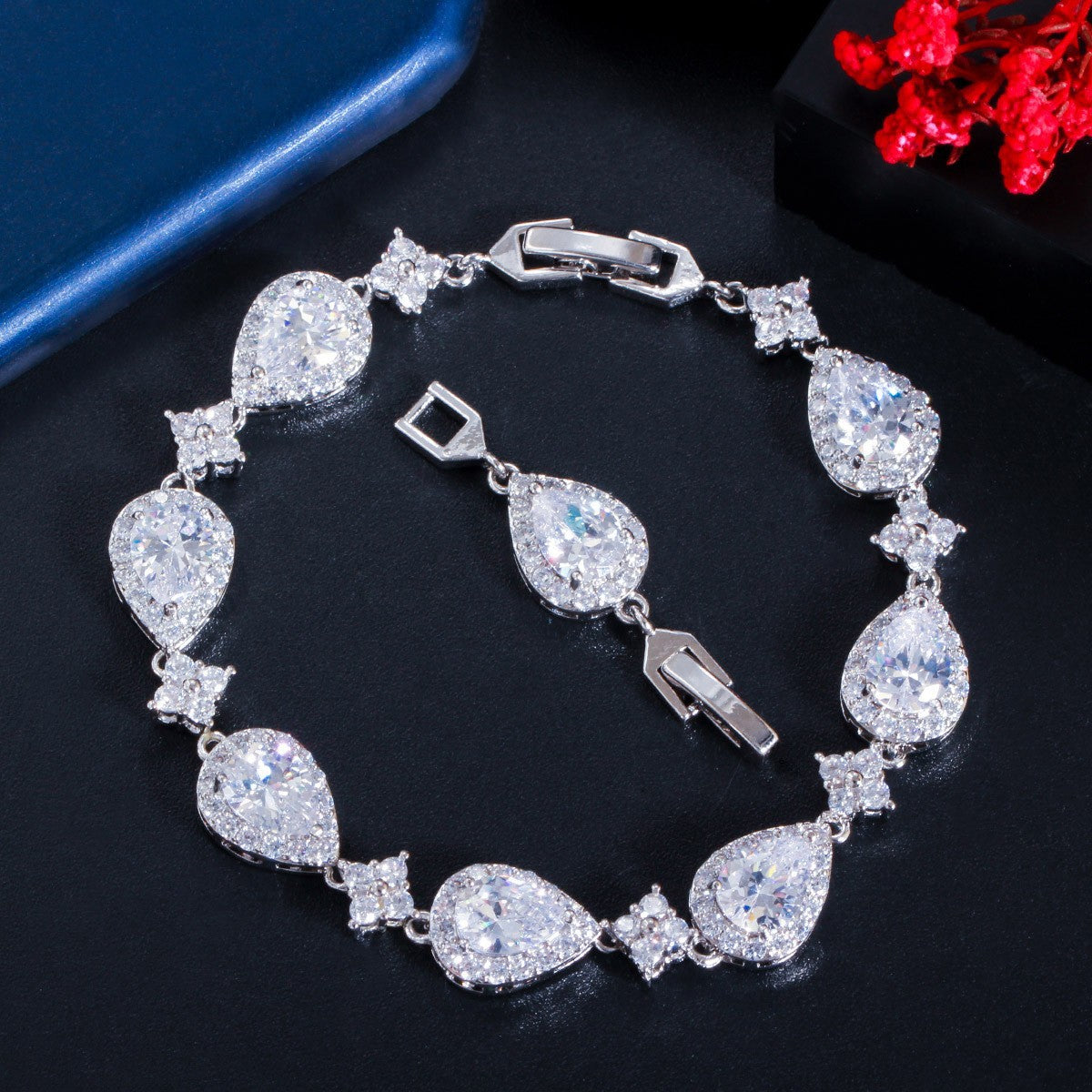 Luxury Teardrop Cubic Zirconia Bracelet Élégant en laiton Déclaration Bijoux Femmes Cock de mariage