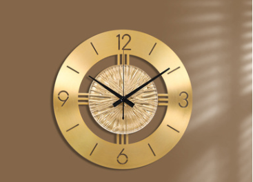 Horloge murale en métal avec élégant pendule