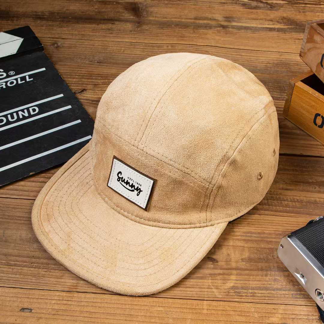 Eté hommes et femmes Identique Tissu Suede Lettre simple Logo Chapeau à cinq pans pour Coup