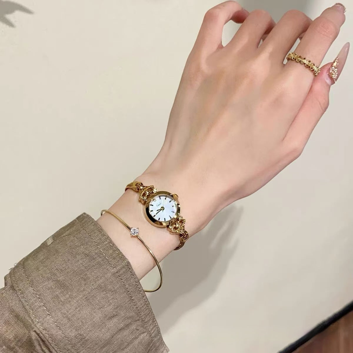 Montre en alliage élégant et minimaliste pour femmes