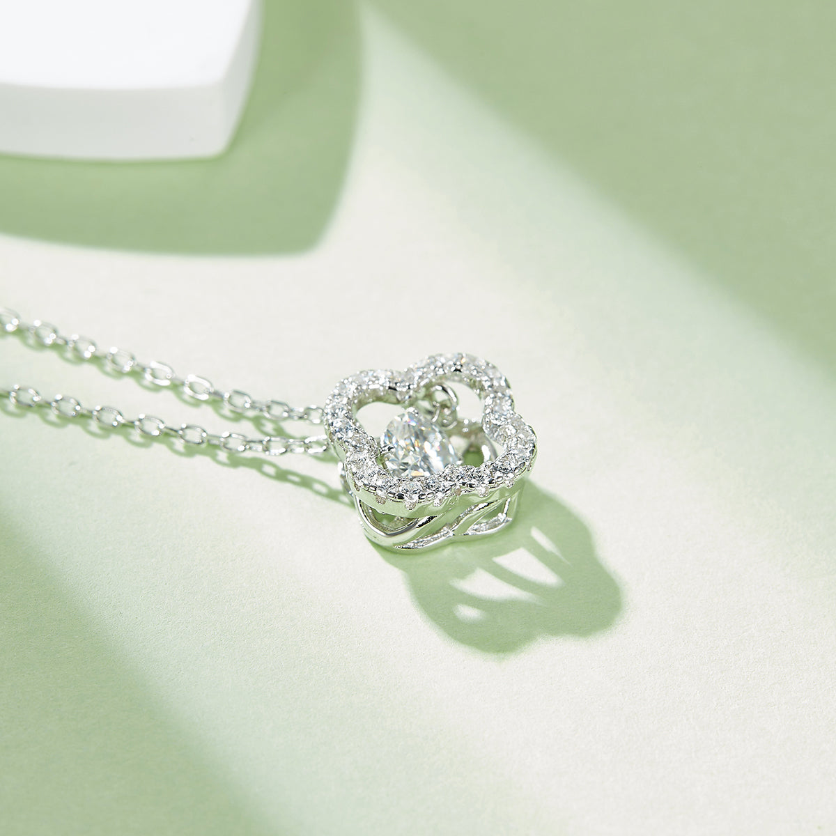 S925 Argent Sterling 0.5ct D Couleur VVS1 Moissanite Collier de trèfle à quatre feuilles 45cm Platinum