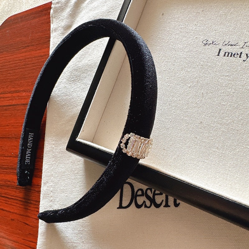 Haut de gamme Sophisticated Velvet Narrow Headband avec Strass et éponge Pading