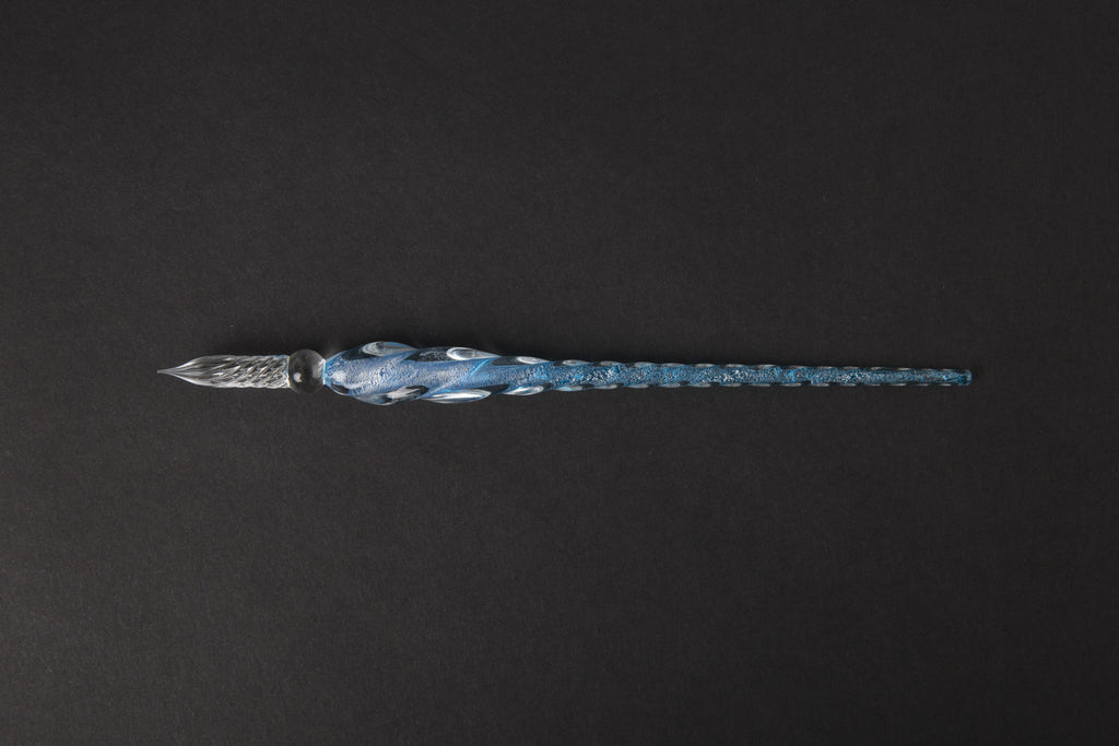 Pen en cristal transparent d'encre couleur d'eau trempé dans l'eau