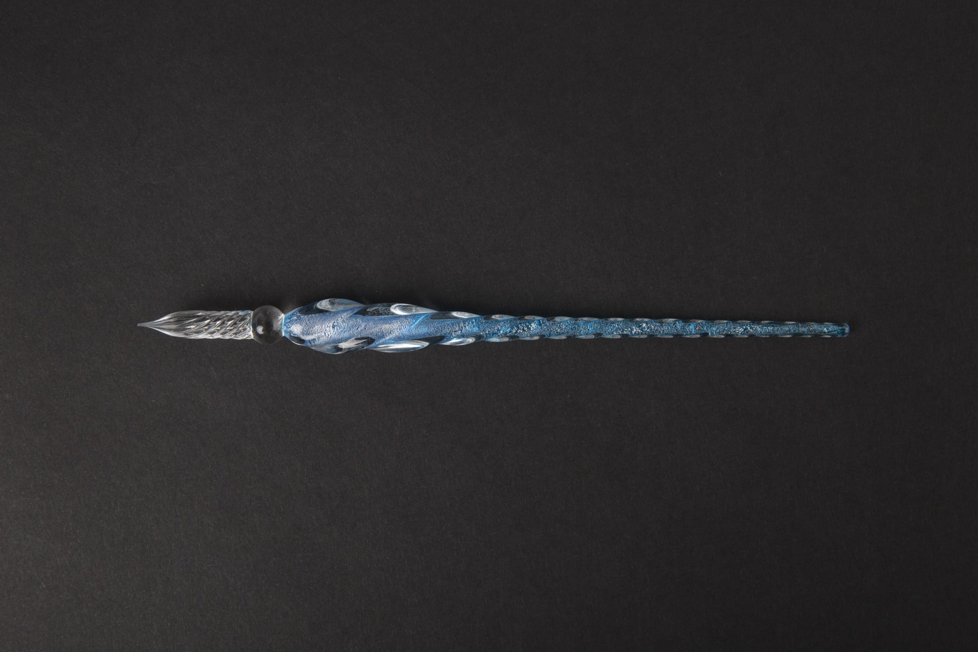 Pen en cristal transparent d'encre couleur d'eau trempé dans l'eau