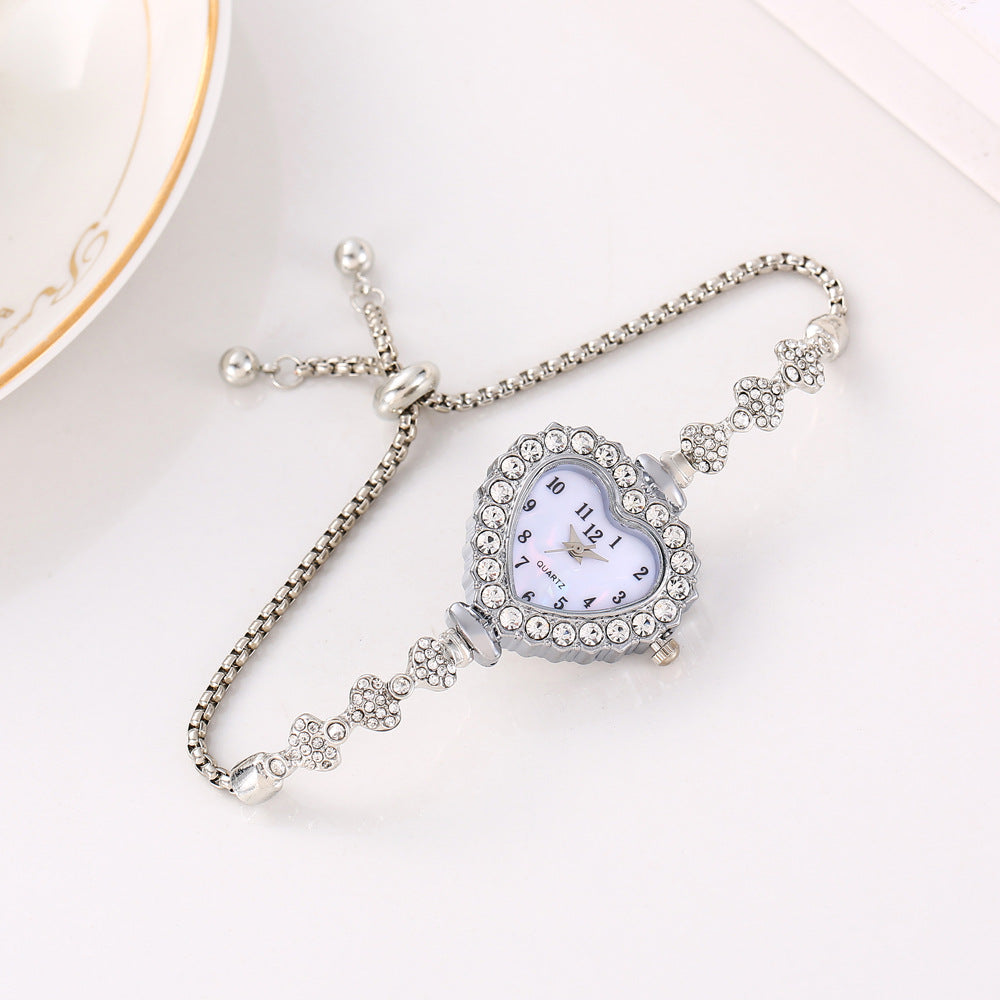 Montres pour femmes avec un design de coeur délicatement adapté au diamant