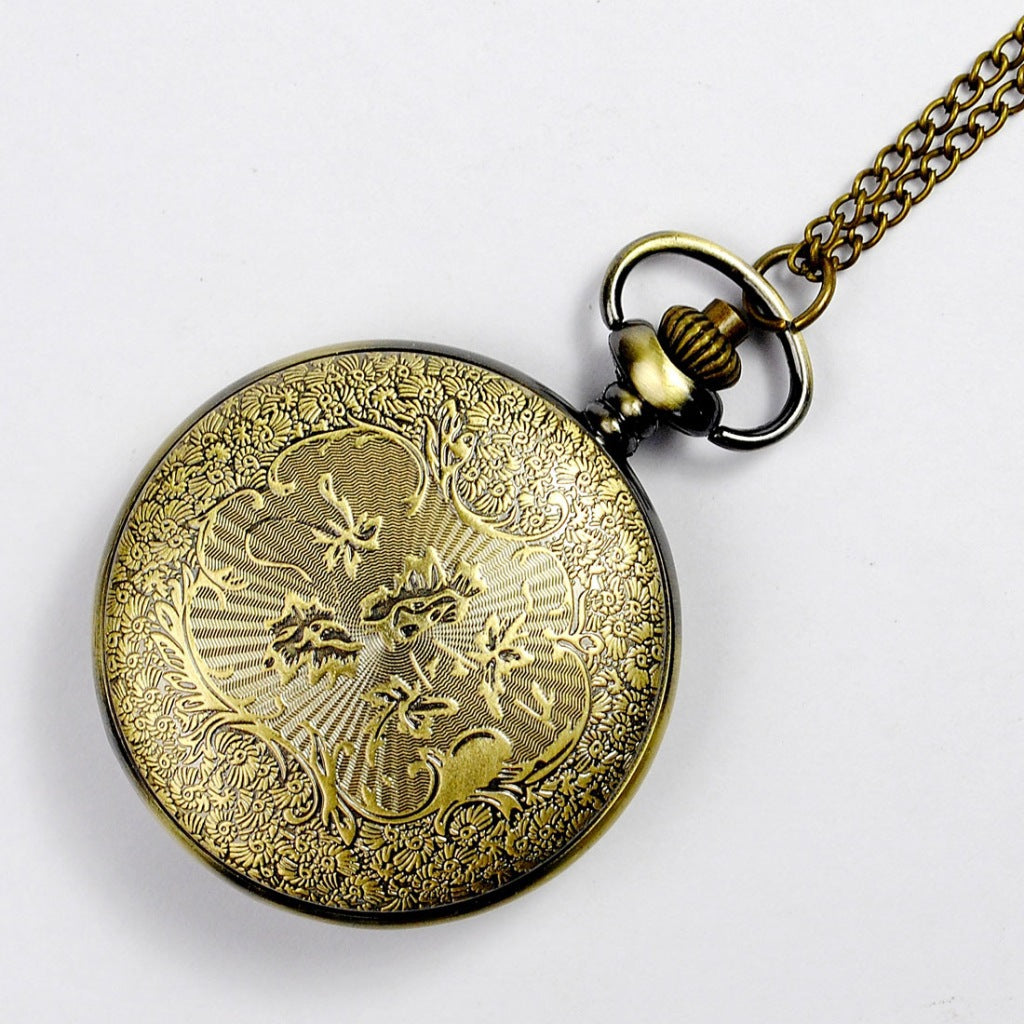 La fleur de papillon rétro nostalgique a sculpté Hollow Pocket Watch