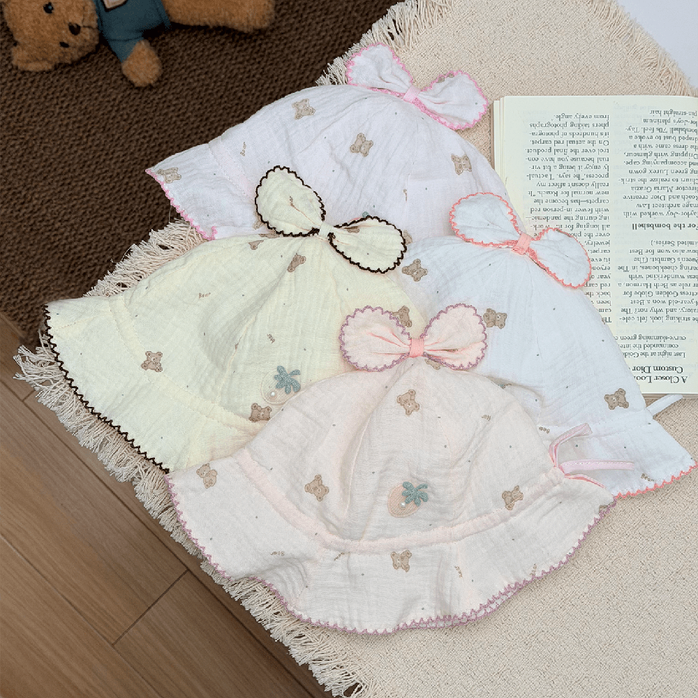 Summer Baby Bear Print Chapeau Bow avec bride frisée et broderie aux fraises