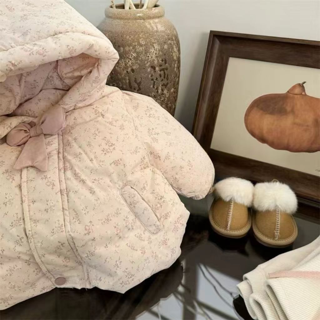 Manteau de coton à l'empreinte florale avec un arc pour les bébés filles qui gardent sa chaleur