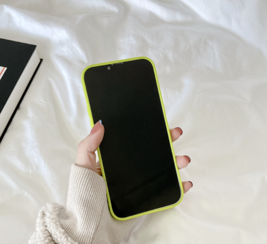 La couleur fluorescente individuelle est adaptée à la simplicité du drap