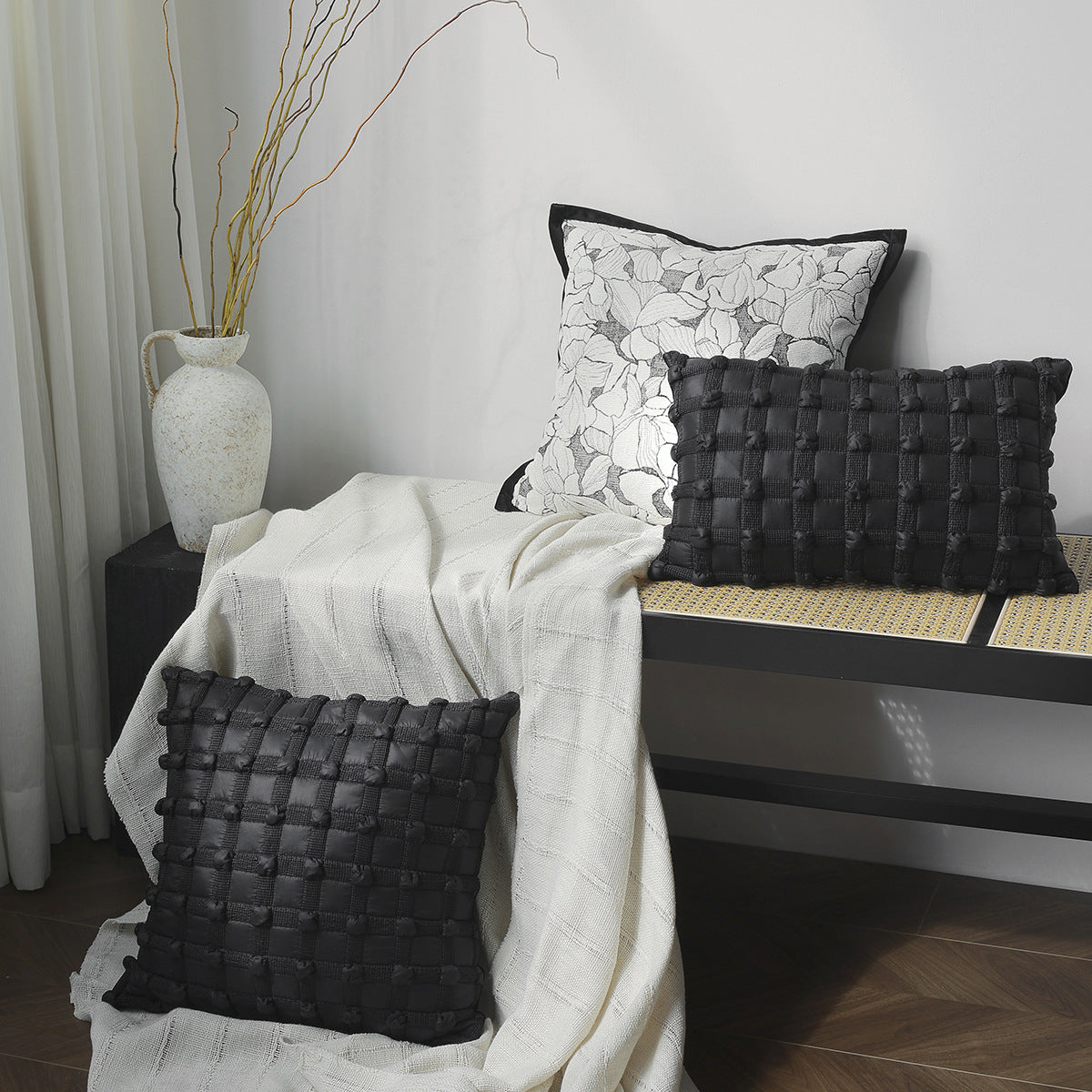 Canapé de style wabi noir et blanc avec une housse de coussin d'inspiration française légère