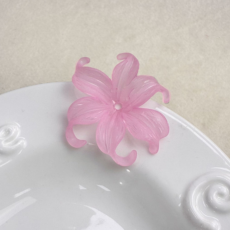 Matte Acrylique Curled Petal Iris Charms