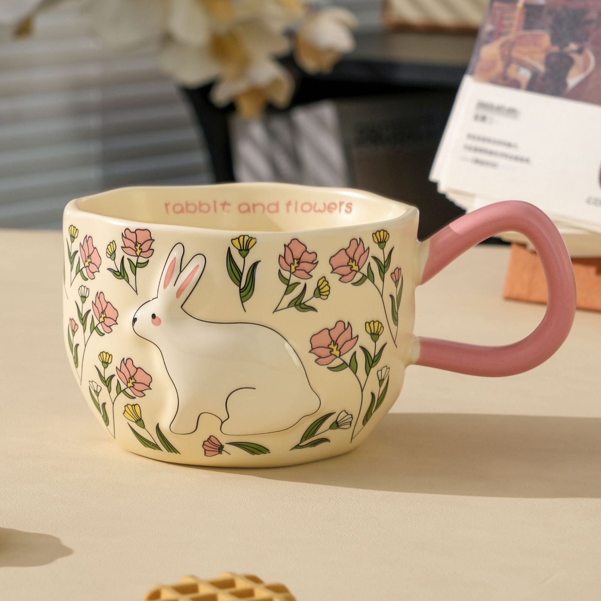 Mug en céramique de Rabbit Spirit sculptée avec un design floral