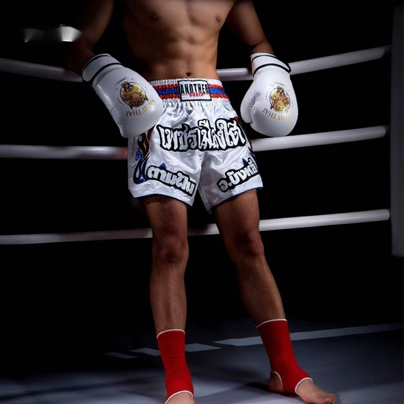 Boys Muay Thai boxe training avec un sac de frappe et des gants