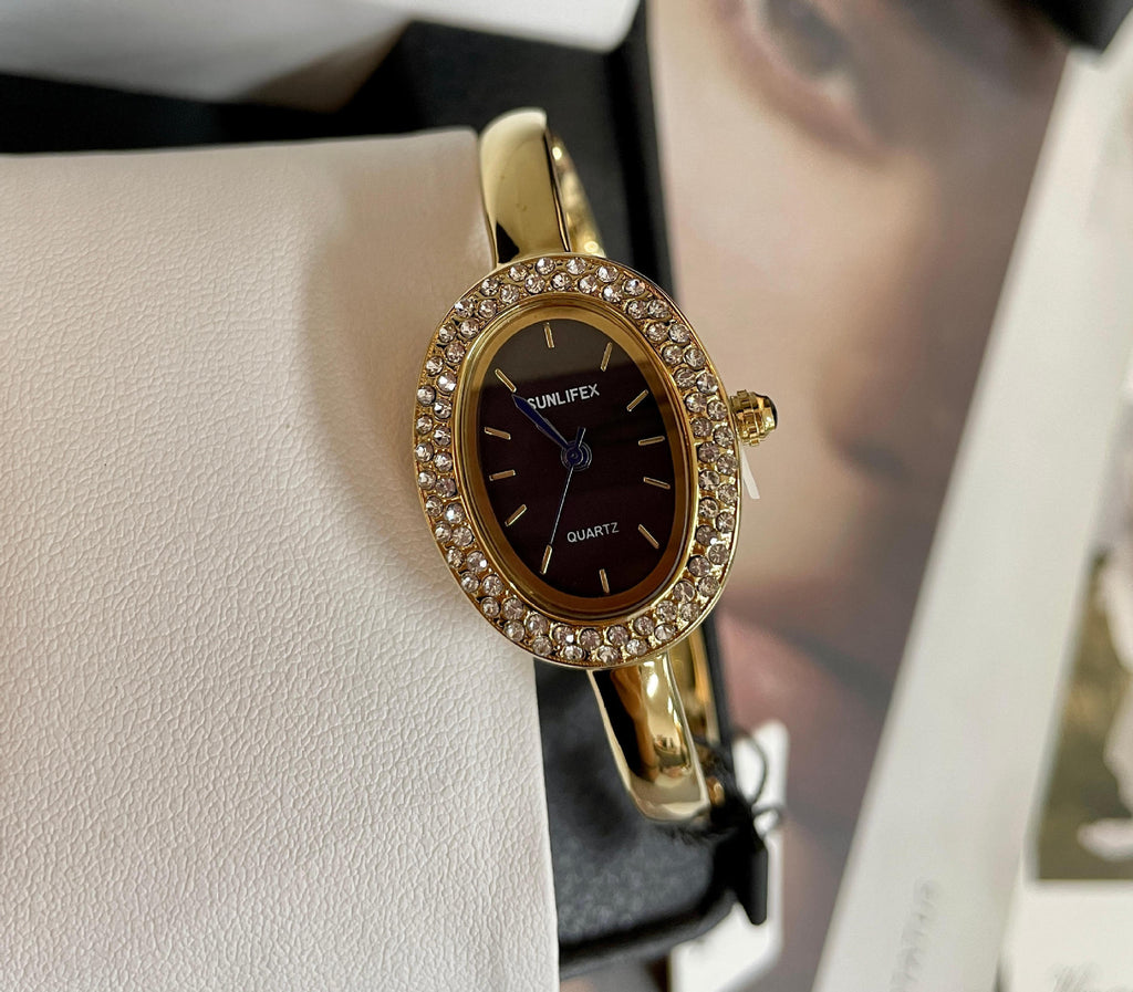 Lady's Rose Gold Diamond Lunette Luxury Niche design haut de gamme Oval bracelet montre