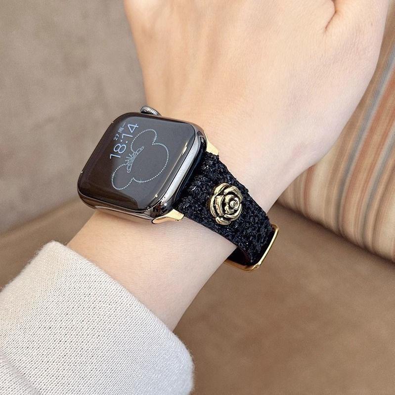 Bracelet en cuir de style Chanel avec une taille et un design ciselé