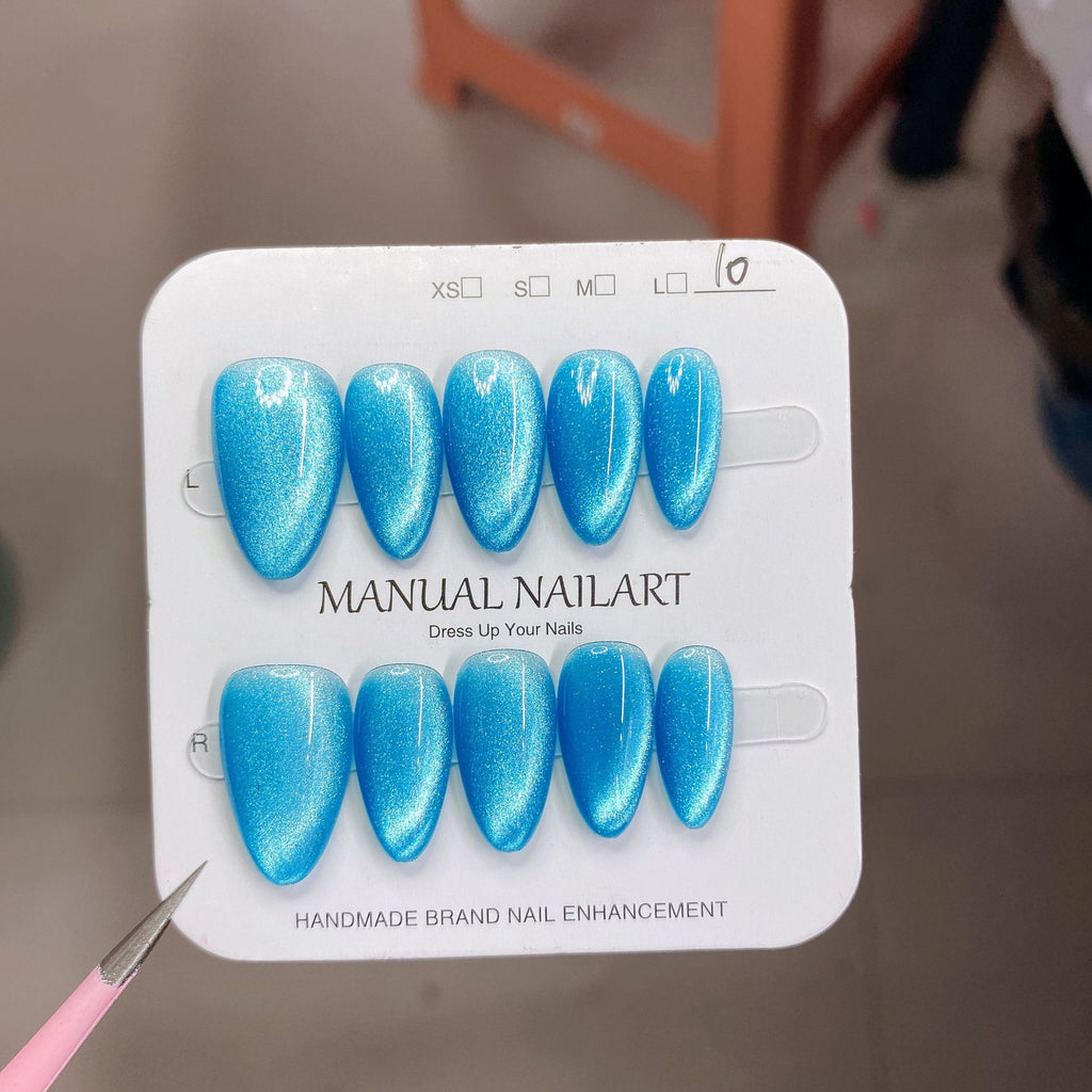 Conseils d'art sur ongles de gel appliqués à la main pour le séchage UVLED