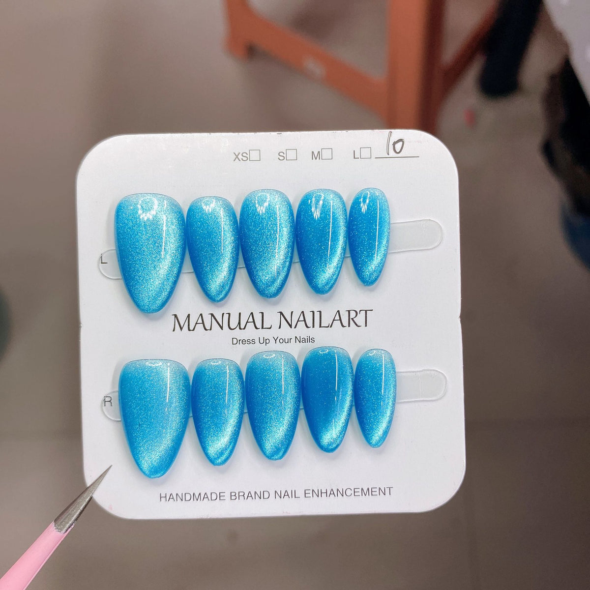 Conseils d'art sur ongles de gel appliqués à la main pour le séchage UVLED