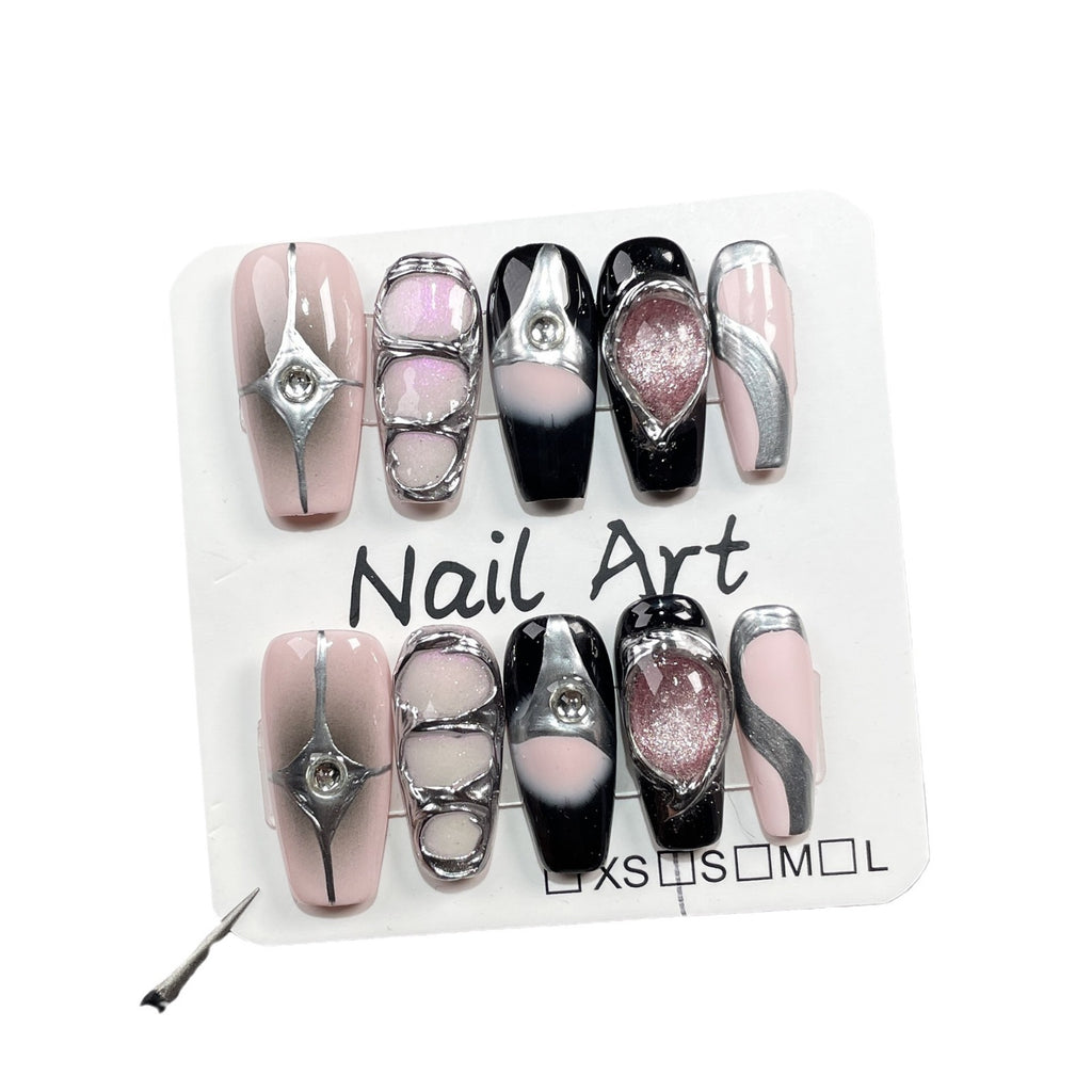 Conseils faits à la main pour les ongles de longueur moyenne