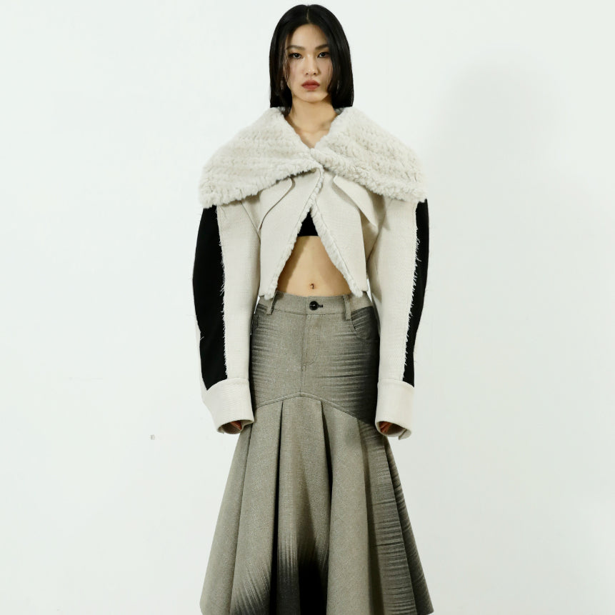 Manteau court en laine à bords bruts avec un grand lapel
