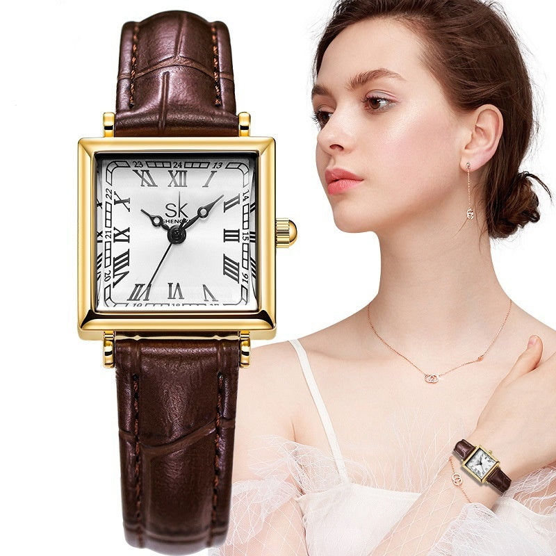 Montre pour femme avec une petite face carrée rétro et une sangle en cuir