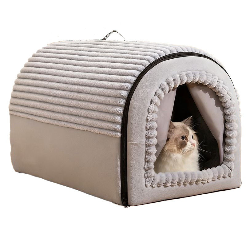 Maison de chat isolée en hiver