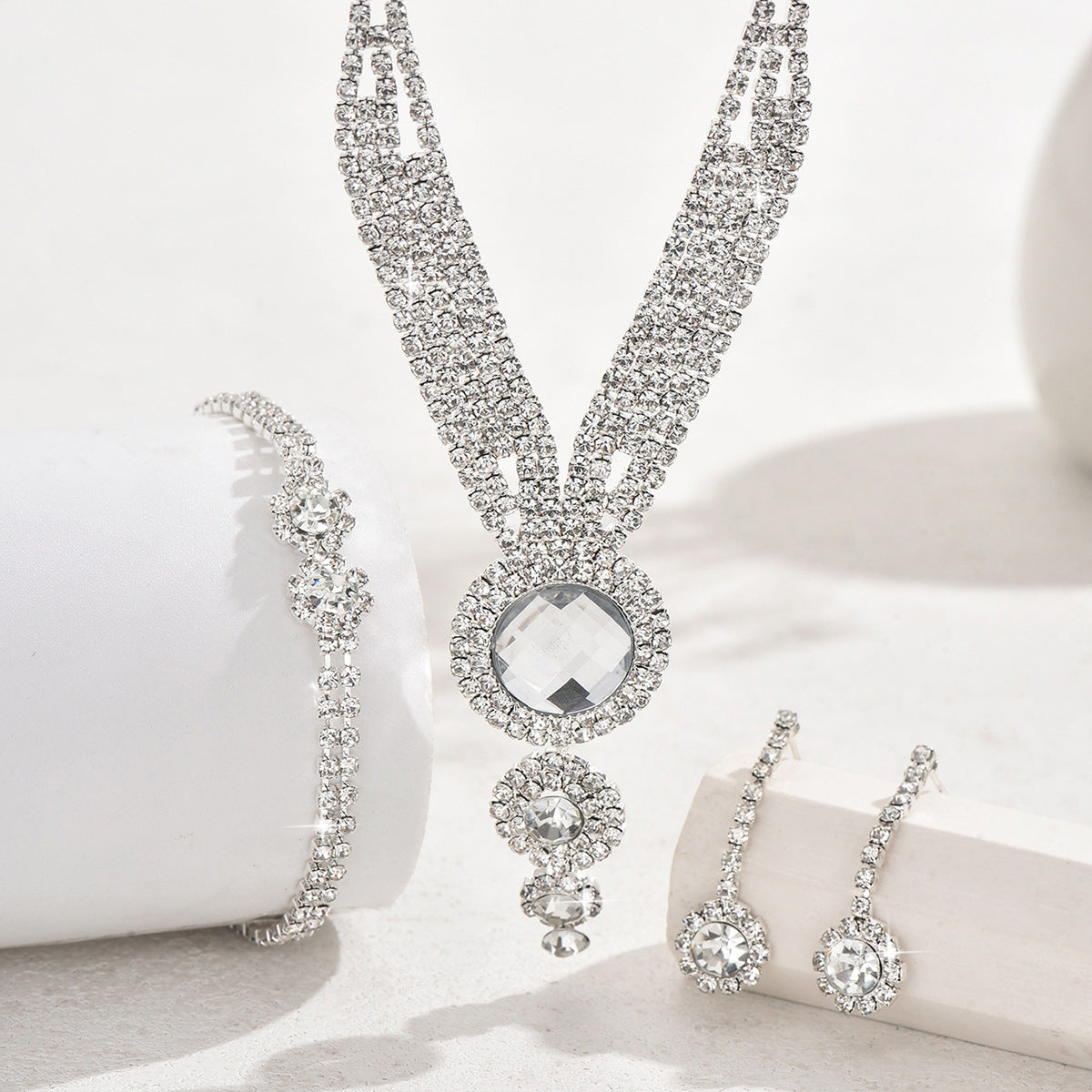 Collier geométrique de style européen et américain