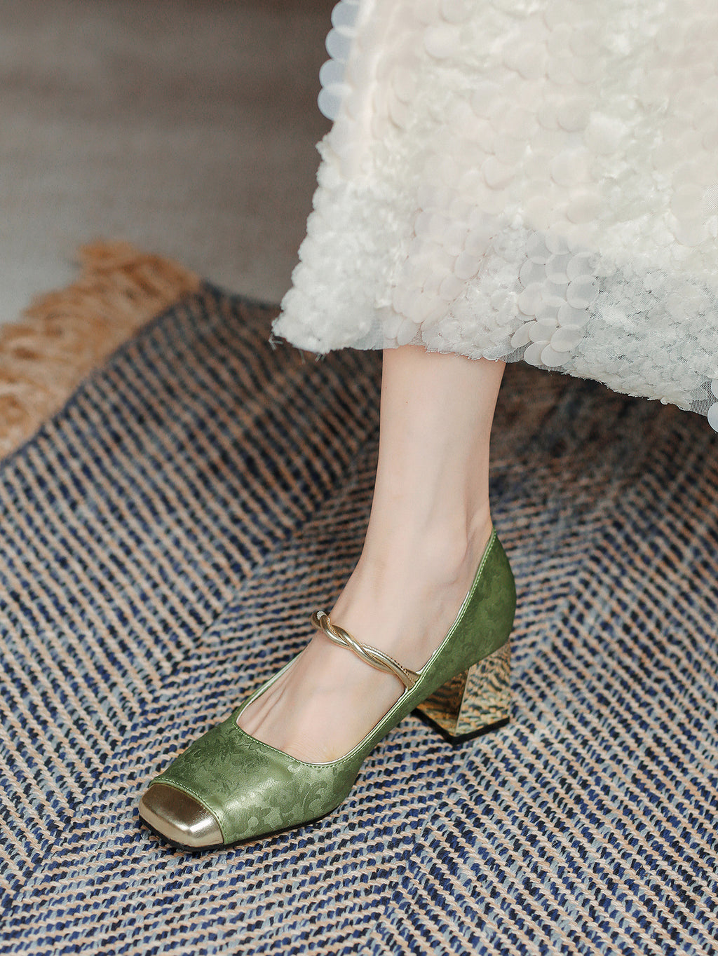 Des talons hauts d'une taille avec des embellissements de perles et un talon carré plaqué