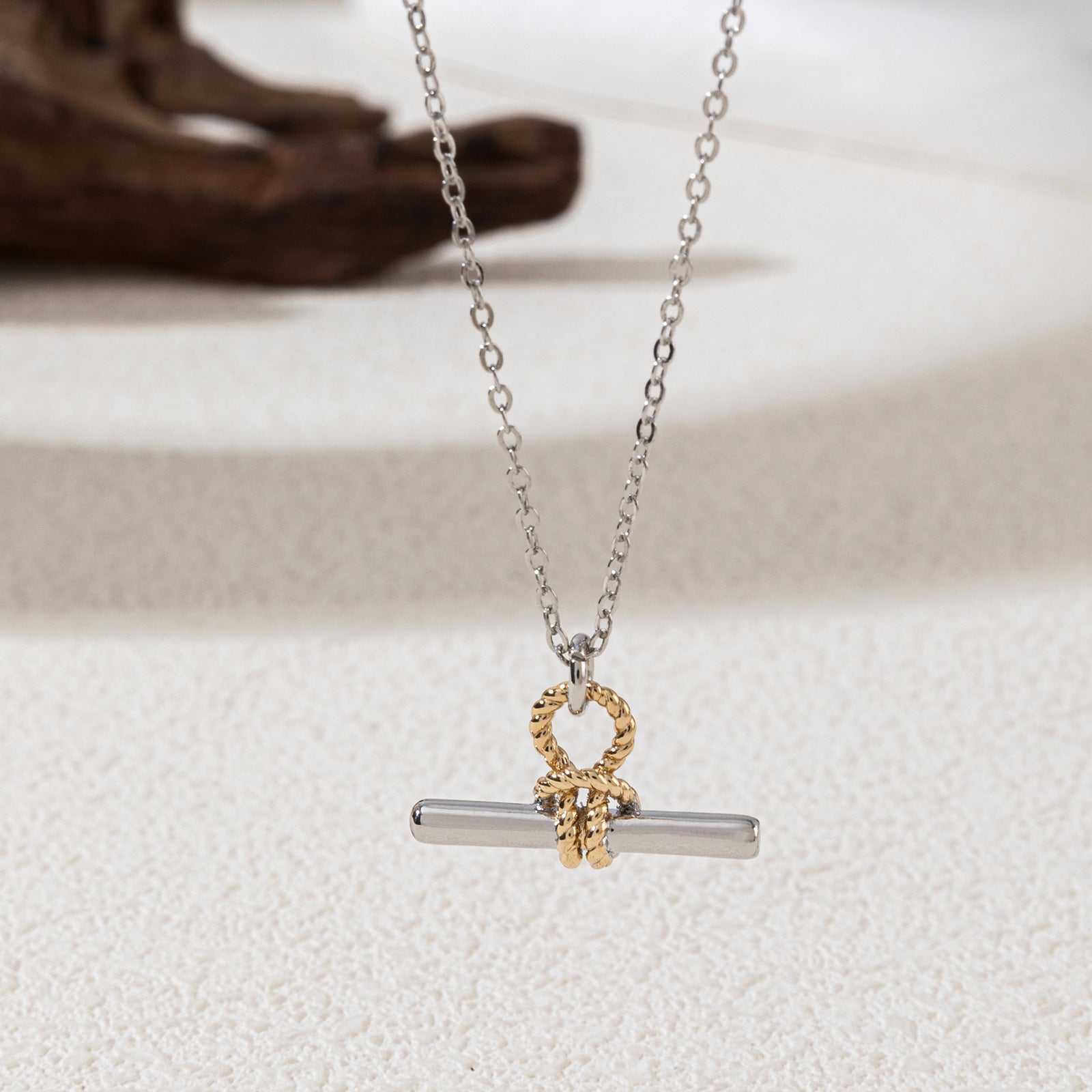 Collier en forme de T avec fermoir
