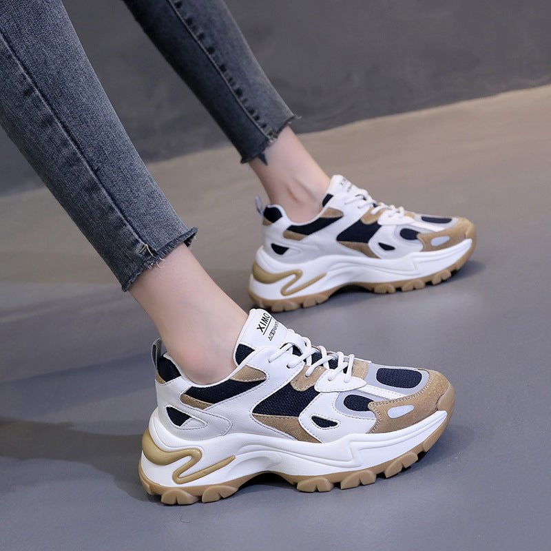 Trifle avec des sneakers casuals de retro couleur