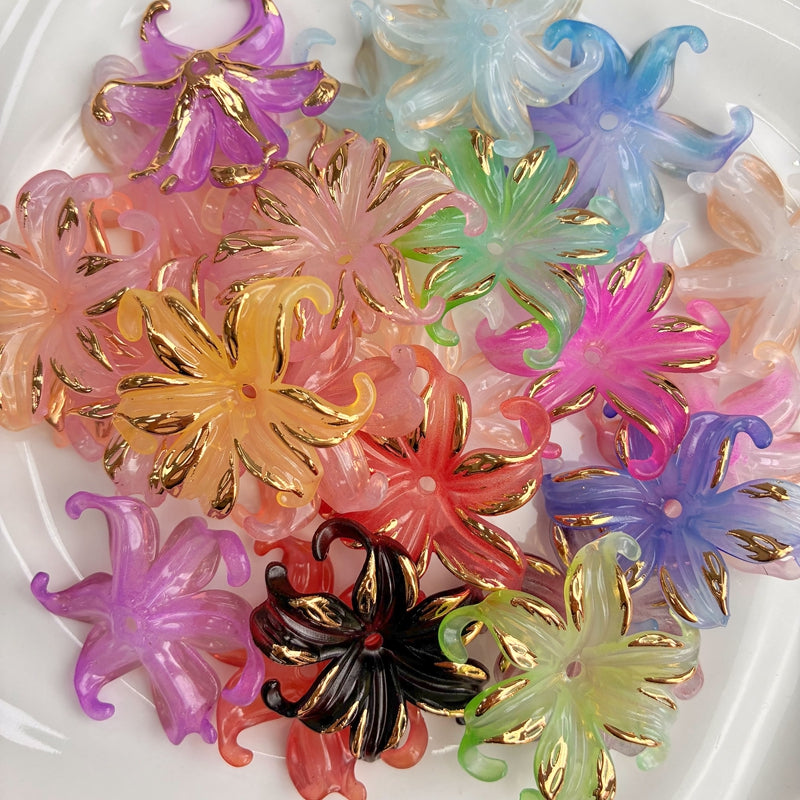Charms de fleurs d'iris acrylique dorés à deux tons