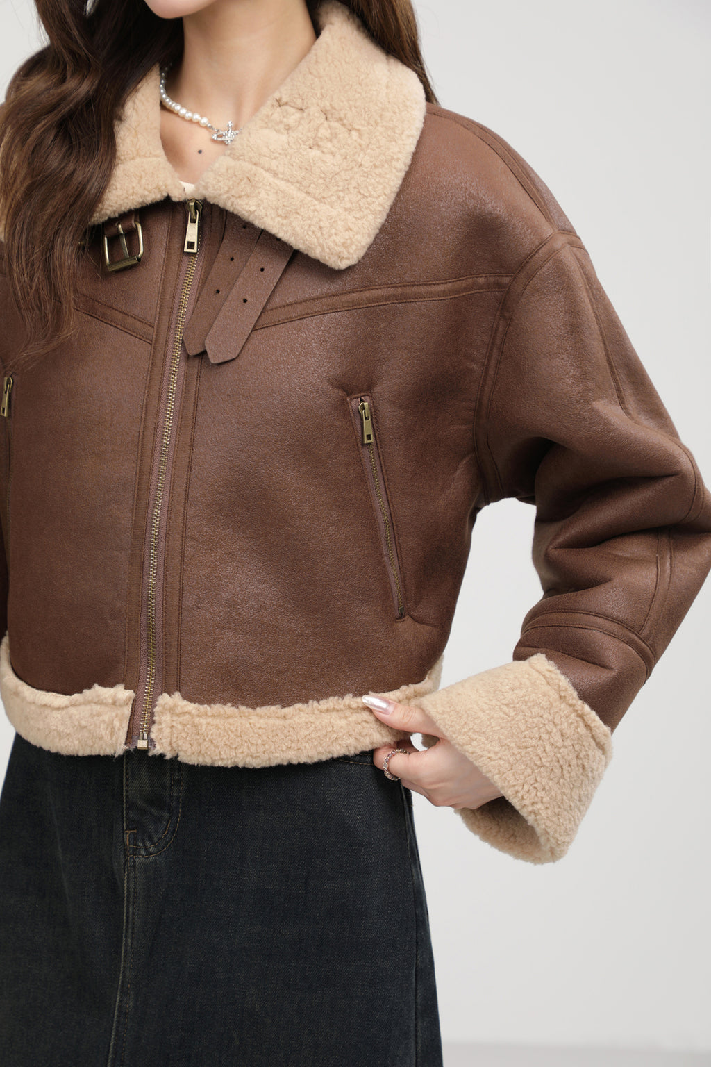 Manteau court de four à lamb intégré au collier