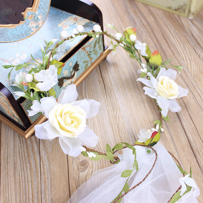 Veil nuptial à la main Rose blanche Râteau de rotin