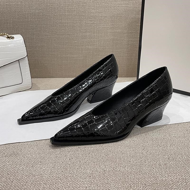 Chaussure en cuir verni pointue noir d'orteil V