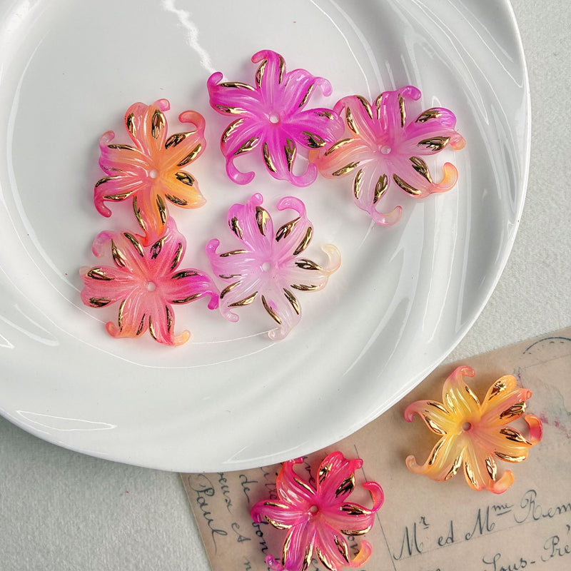Charms de fleurs d'iris acrylique dorés à deux tons